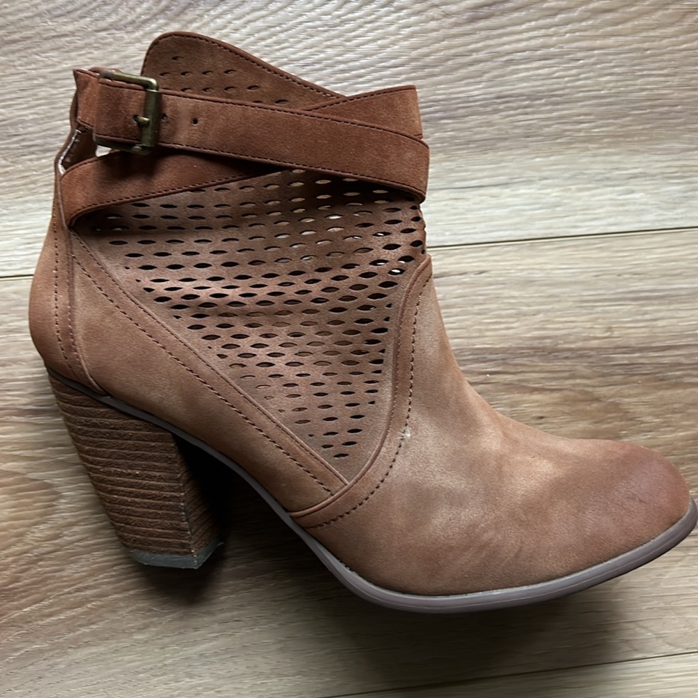 Brown Ankle Boots with Stacked Heel and Perforated Design Not Rated size 8 - Picture 2 of 6